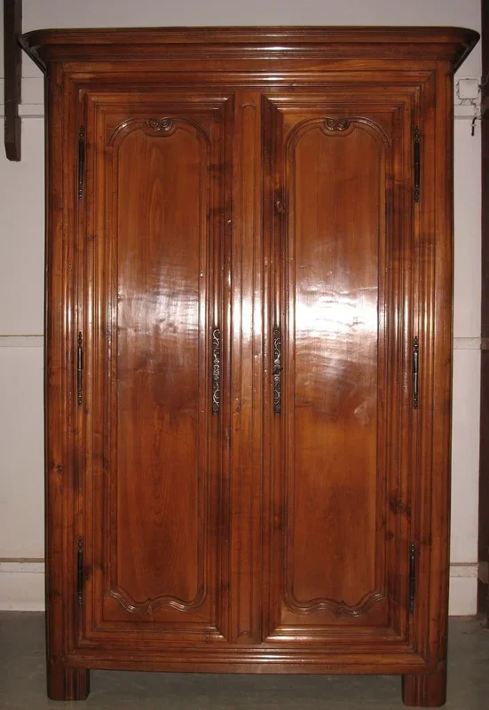 Armoire Louis XIV en merisier XVIIIe