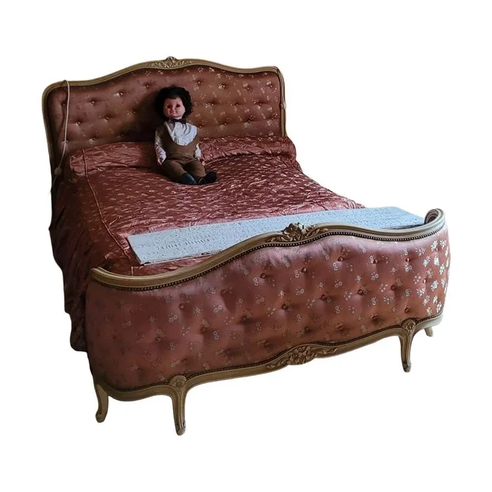 Bois de Lit 140 CM CORBEILLE capitonné Style LouisXV avec son dessus de lit assorti