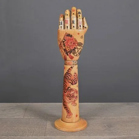 Bras articulé tatoué en bois – façon totem « Suikoden»