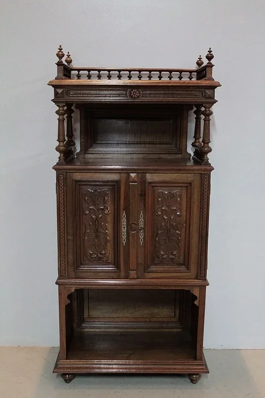 Cabinet esprit Renaissance en Noyer XXe