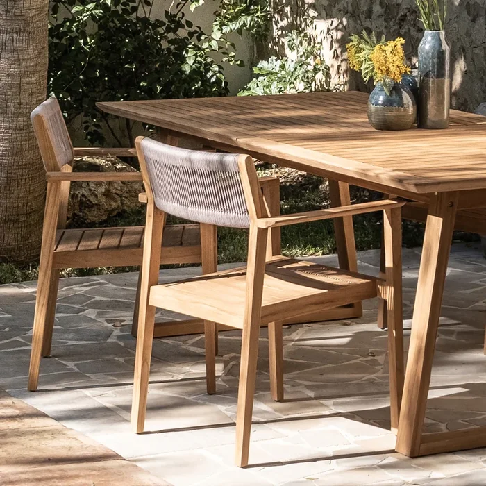 Chaise de jardin avec accoudoirs en teck FSC et cordage – bois clair