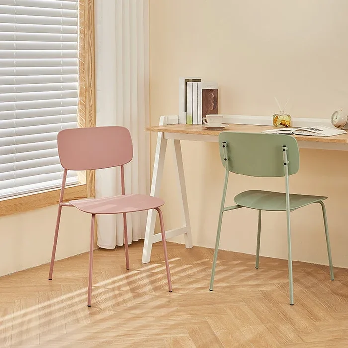 Chaise de salle à manger de style contemporain chaise latéral empilable sans bras avec des jambes en métal