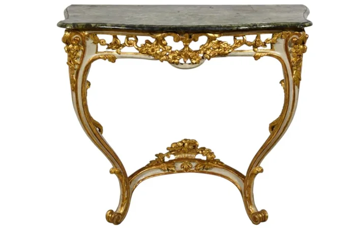 Console Louis XV en bois laqué et doré, France XVIIIe siècle