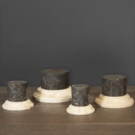 Ensemble de 4 bases de colonnes en marbre noir et beige de style XVIIIème