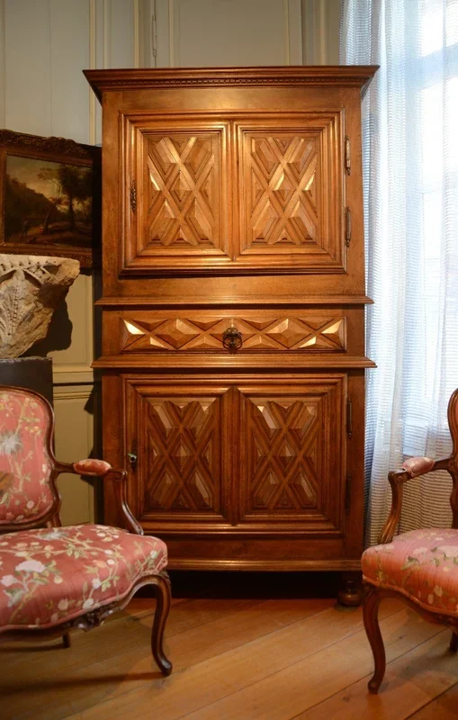 * Homme debout d’époque Louis XIII en noyer.