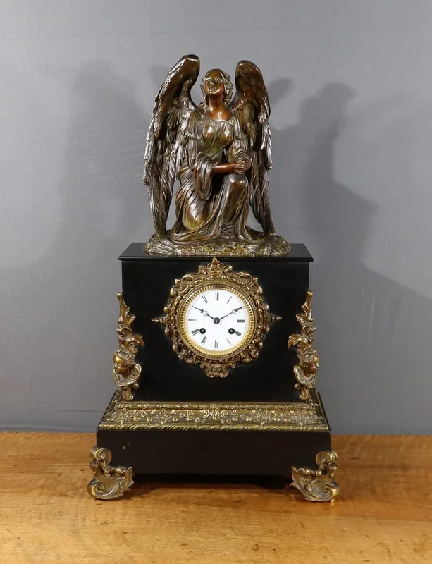Horloge en Marbre et Bronze, « L’Ange en Contemplation » , Miroy Frères, époque Napoléon III – Milieu XIXe