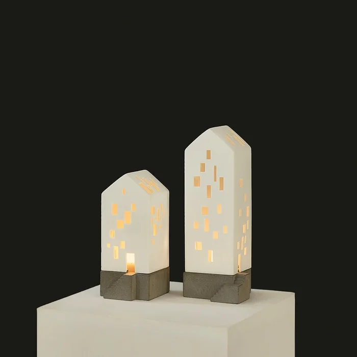 Immeuble lumineux en porcelaine sur socle en béton – Räder