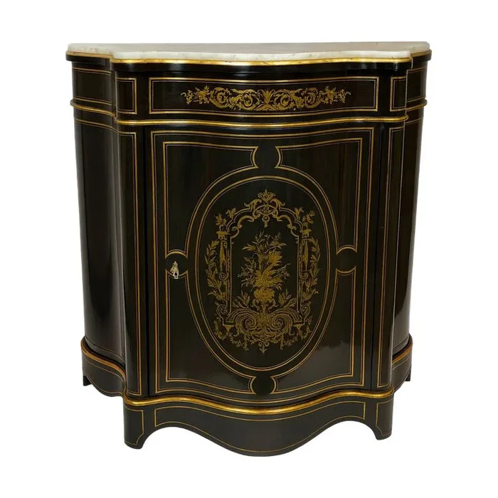 Meuble à hauteur d’appui Napoléon III en bois noirci, marqueterie de laiton et marbre blanc – Milieu