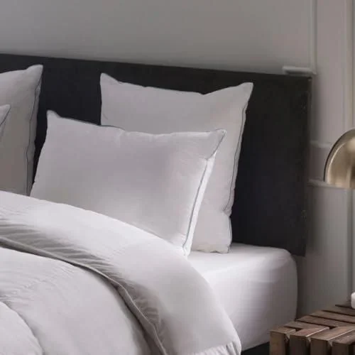 | Oreiller Medium 60×60 | 70% Duvet de Canard | Stellaire | Extra Gonflant et Anti-Acariens Naturel | Enveloppe Percale de Coton Finition Denim | Fabr Blanc
