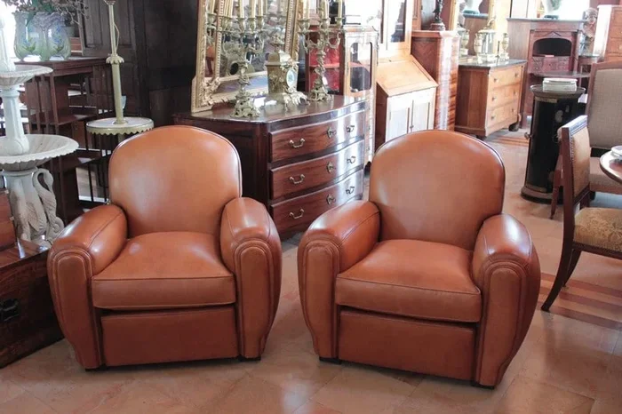 Paire de Fauteuils Club en Cuir – Reproduction