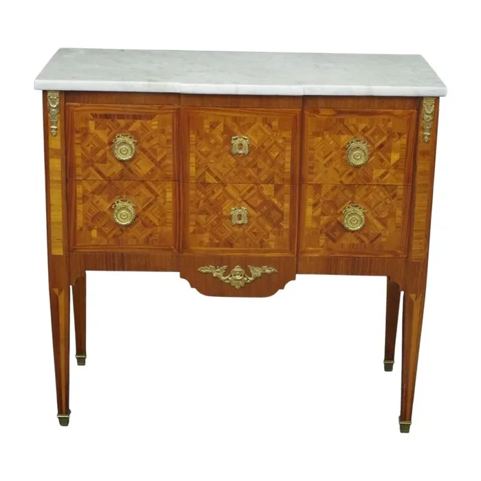 Petite commode marqueté à ressaut
