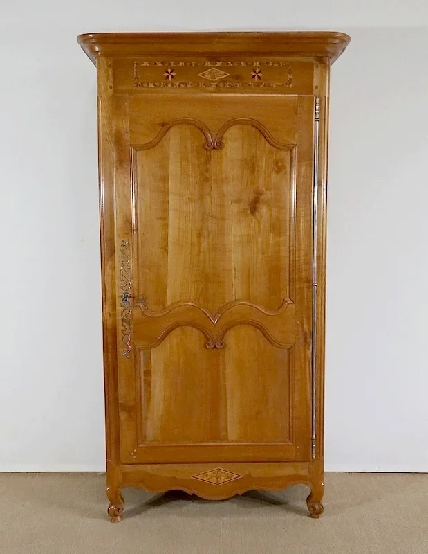 Rare Bonnetière Régionale en Merisier blond, Louis XV – Début XIXe