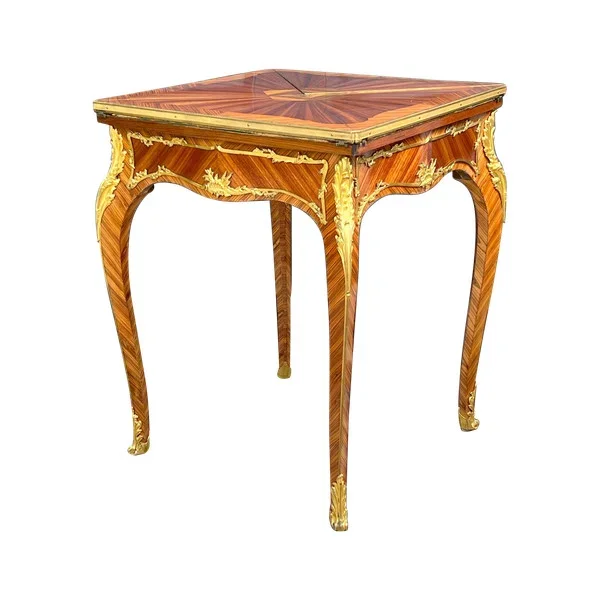 TABLE A JEUX  » DITE MOUCHOIR  » EN MARQUETERIE ORNÉ DE BRONZE DORÉ EPOQUE XIXe
