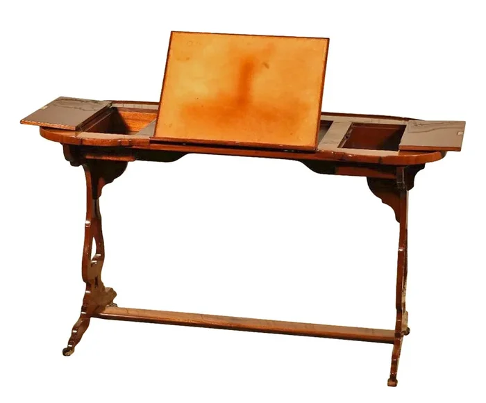 Table-liseuse en acajou et placage d’acajou, époque louis XVI